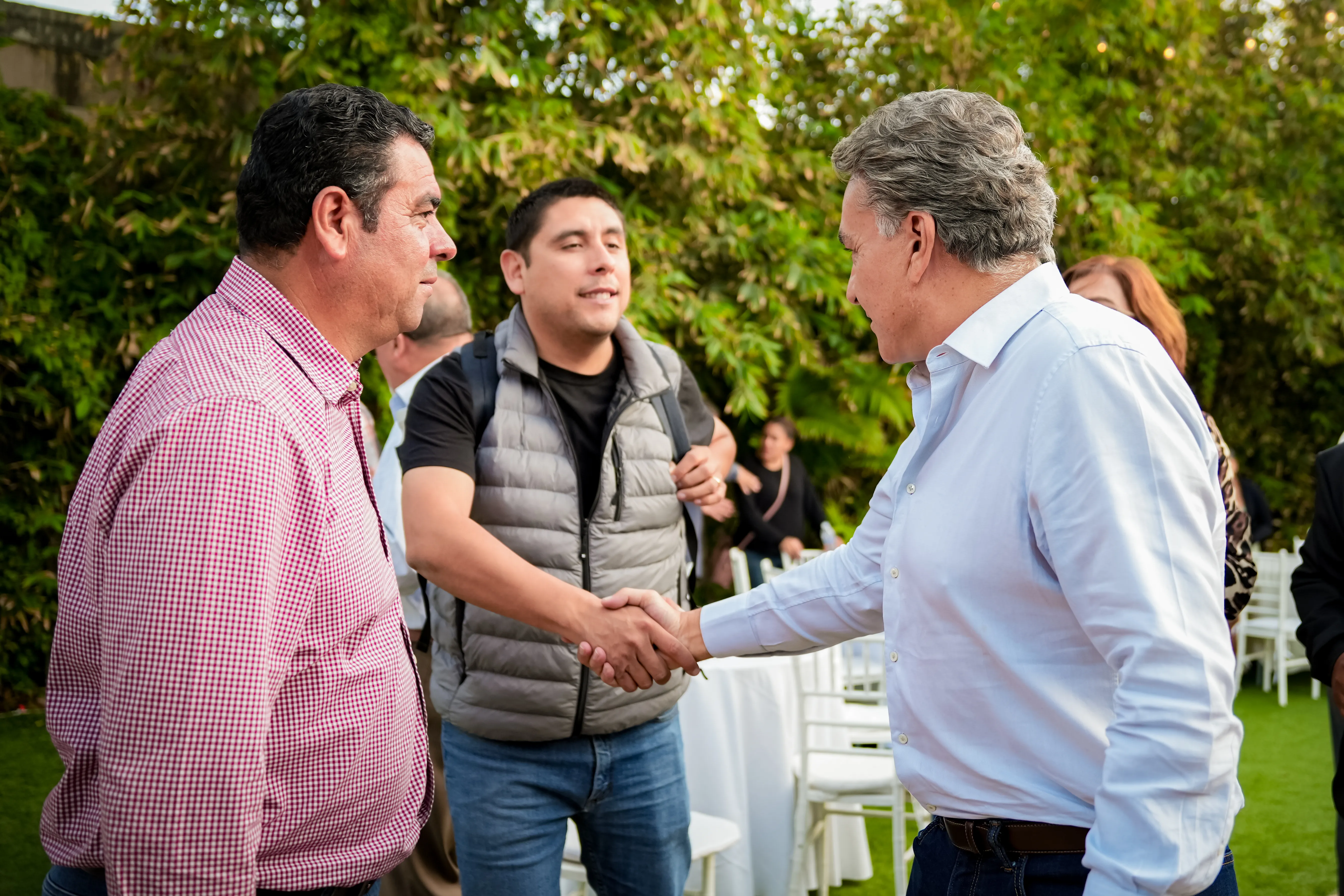 Jesús Ruiz Uribe saludando a una familia en una colonia popular